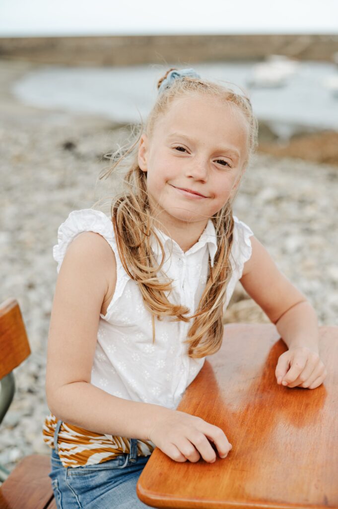 Fille sur un bureau d'école